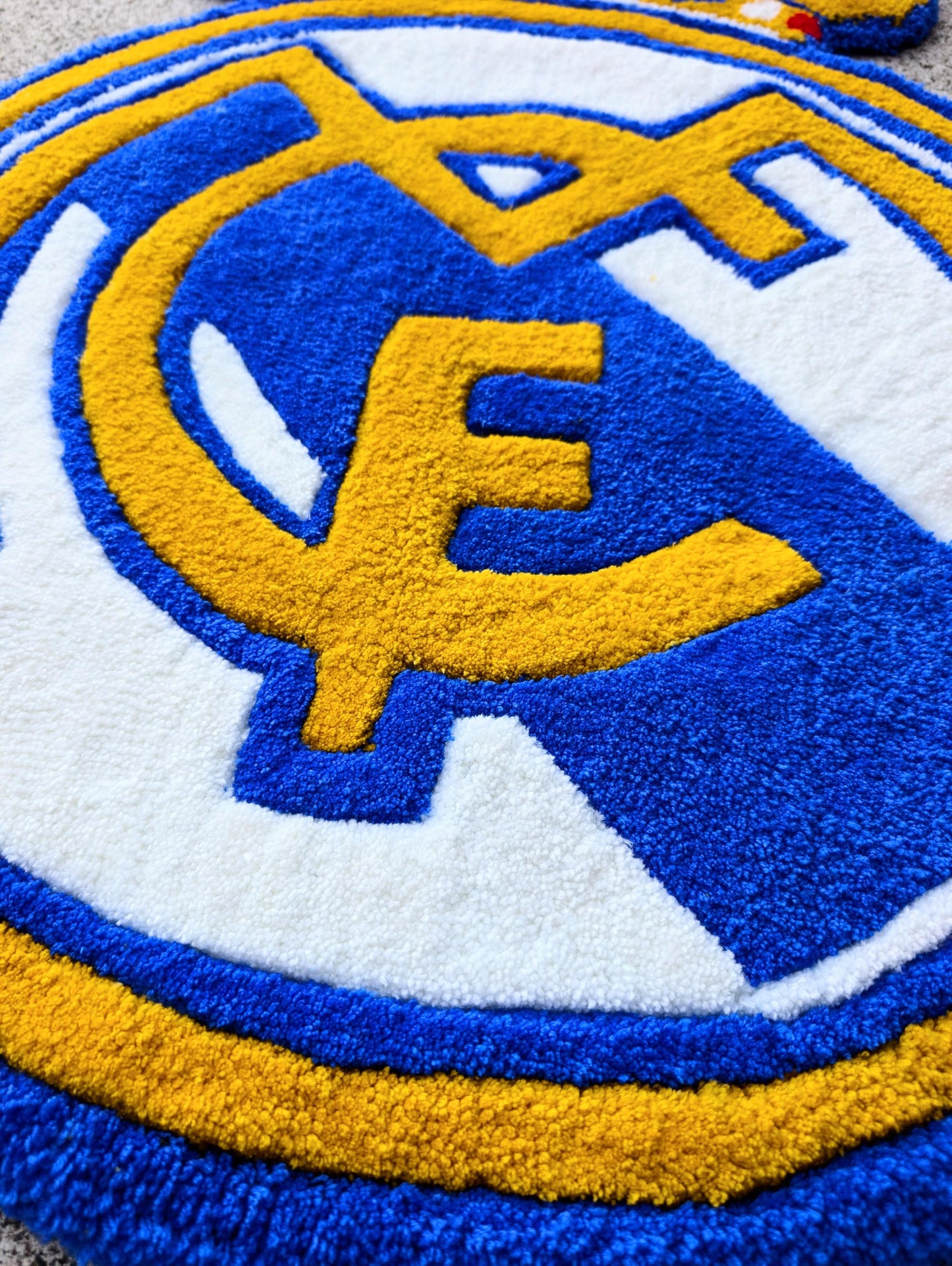 TUFTING TAPIS, Tapis motif logo Real Madrid/ Hala madrid / Tapis personnalisé , Tufting Rug