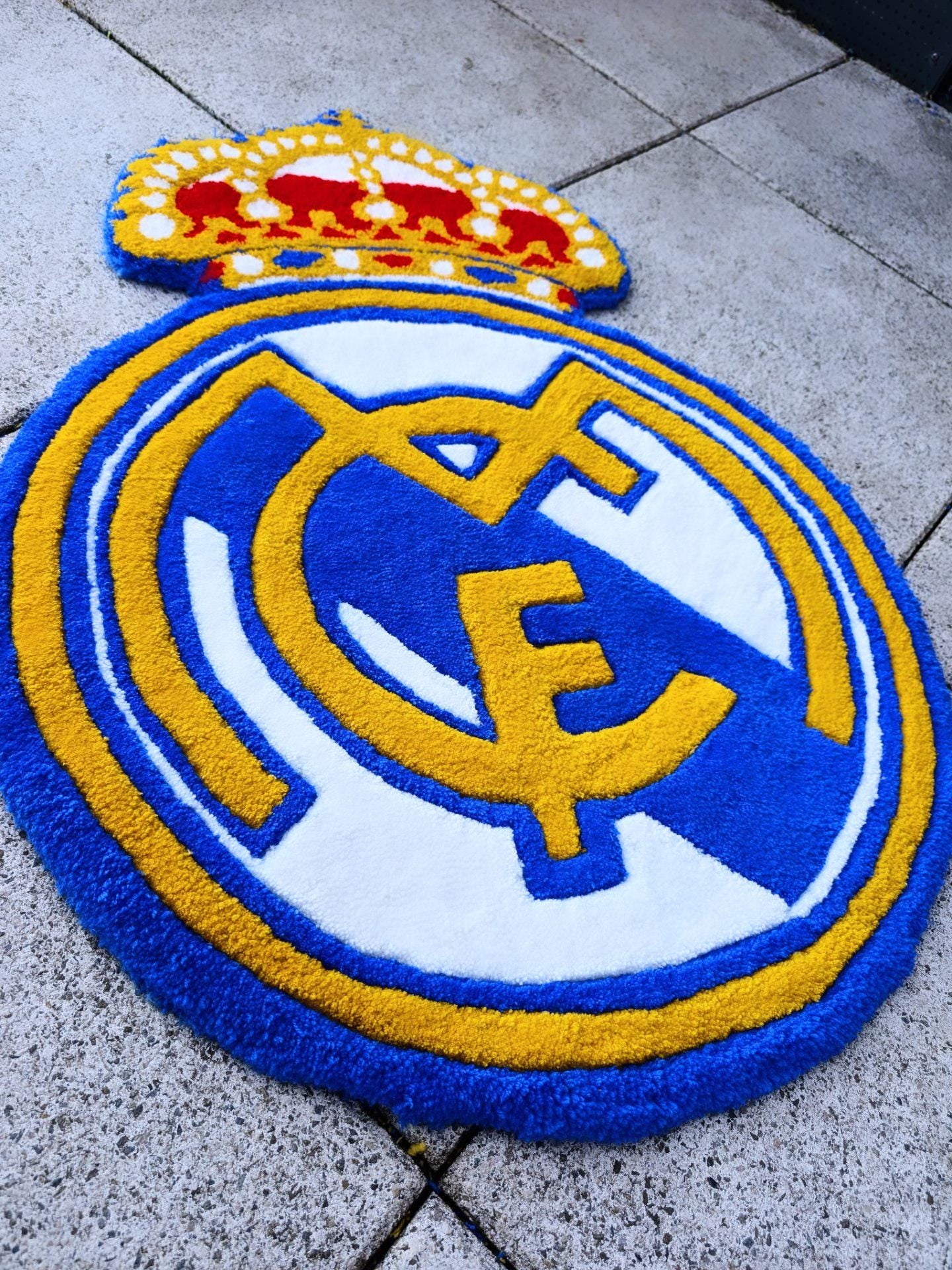 TUFTING TAPIS, Tapis motif logo Real Madrid/ Hala madrid / Tapis personnalisé , Tufting Rug